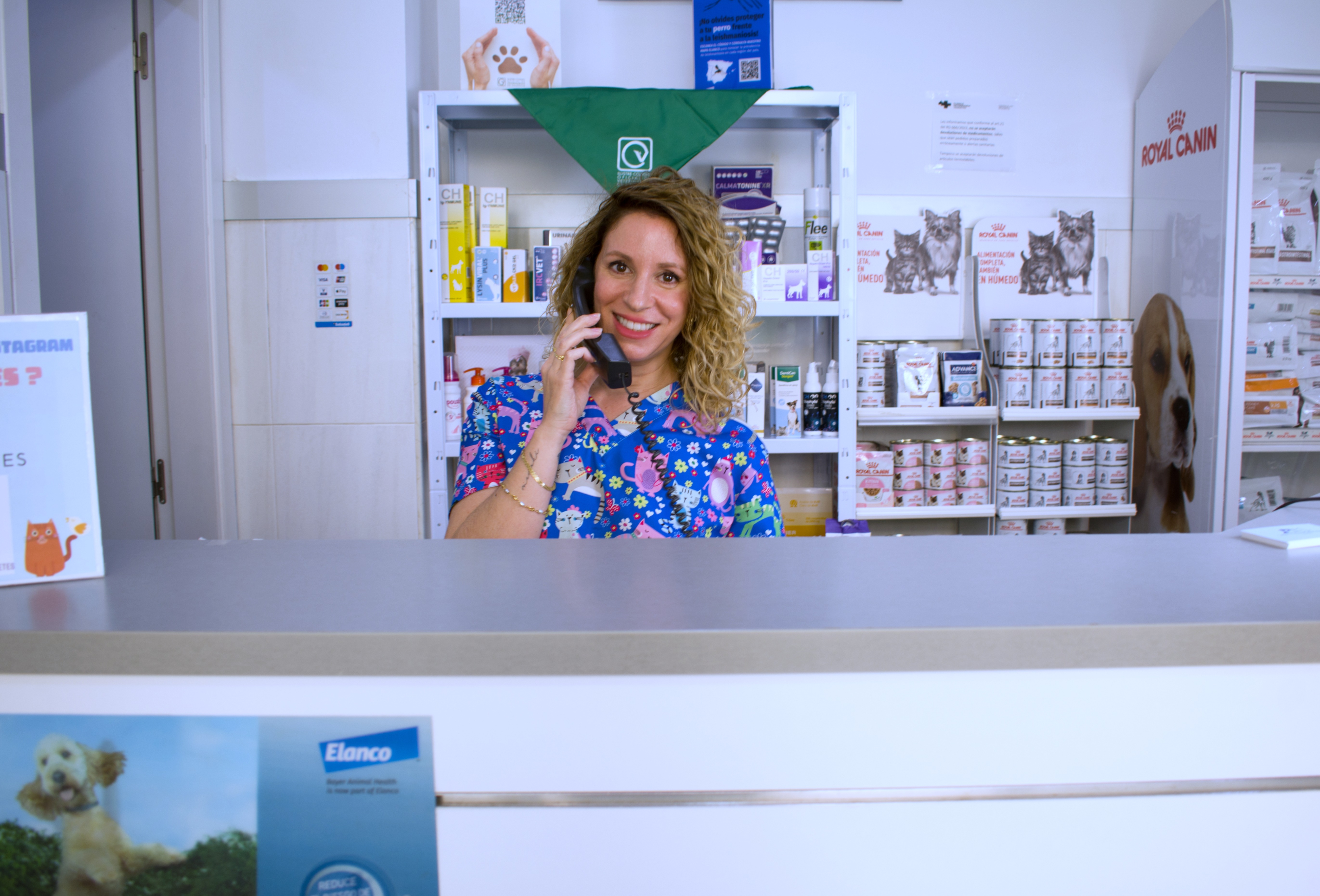 Recepción de Clínica Veterinaria Tendetes con atención al cliente.
